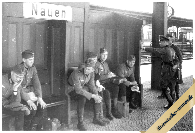 Wehrmachtsoldaten auf dem Bahnhof Nauen vor der Zerstörung