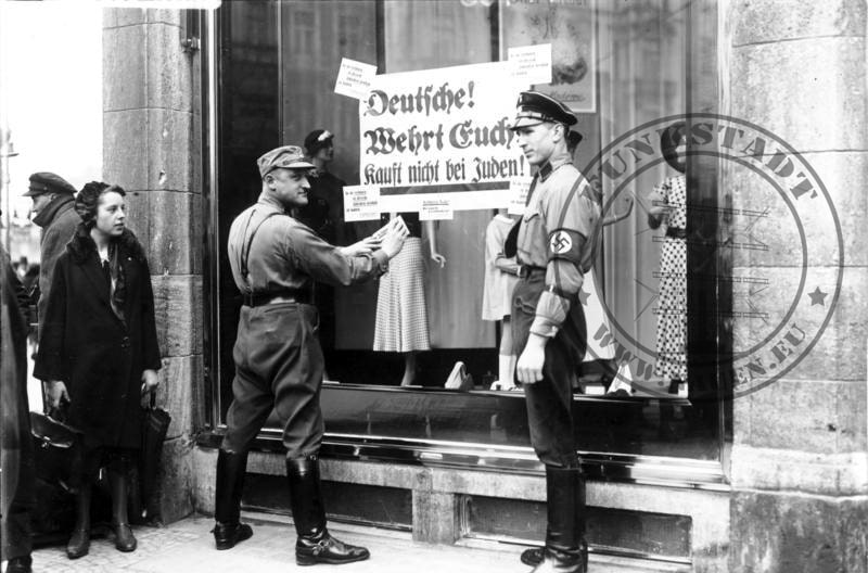 NS-Boykott gegen ein jüdisches Geschäft in Berlin am 01.04.1933 (Bundesarchiv Bild 102-14468)