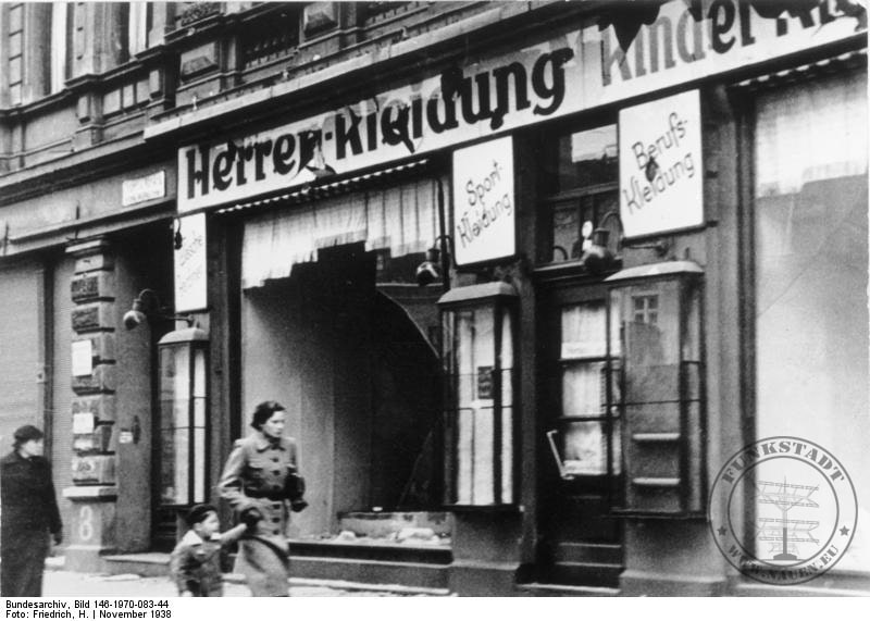 Zerstörtes jüdisches Geschäft in Magdeburg am 10.11.1938 (Bundesarchiv Bild 146-1970-083-44)