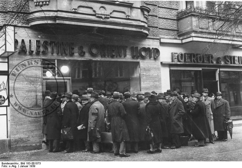 Jüdische Auswanderer vor dem Reisebüro Palestine & Orient Lloyd in Berlin (Bundesarchiv Bild 183-1939 E01073)