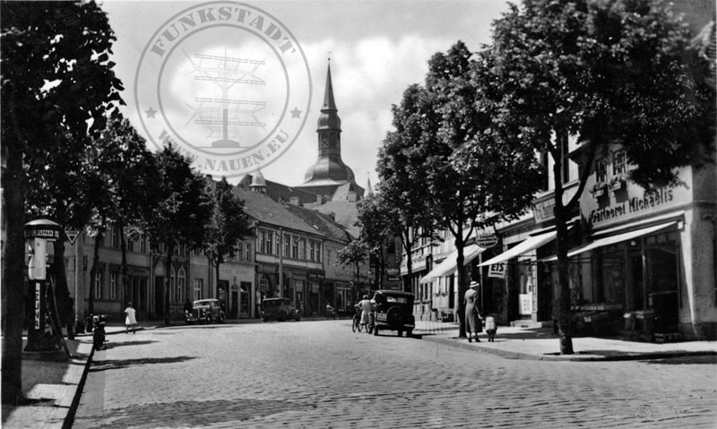 Marktstraße Nauen um 1930 (das Geschäft von E. Homburger befindet sich links neben der Gärtnerei Michaelis)