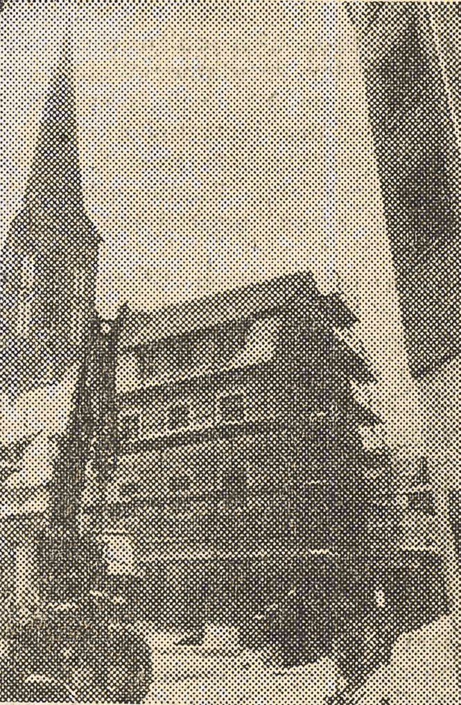 Ein hoch aufragendes Baugerüst im winterlichen Nikolaiviertel zeugt von der enormen handwerklichen Herausforderung, historische Fassaden originalgetreu wiedererstehen zu lassen.