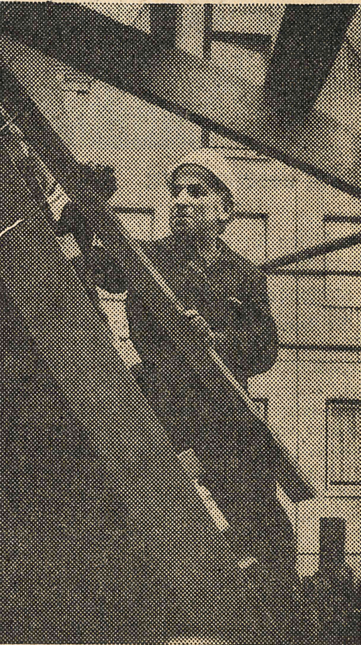 Zimmermanns-Brigadier Leo Kurtz prüft das Holz auf dem Dach der zukünftigen Gaststätte „Nußbaum“, bevor er mit seinem Bleistift die exakten Markierungen für das Giebelfenster setzt.